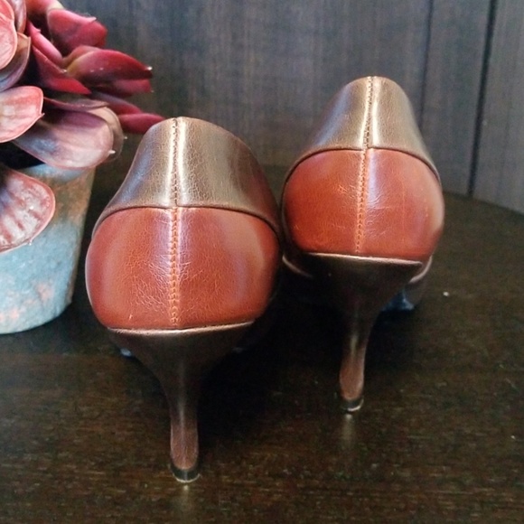CHARLES DAVID Like New Brown Heels Pump, Size 7M - Picture 4 of 6